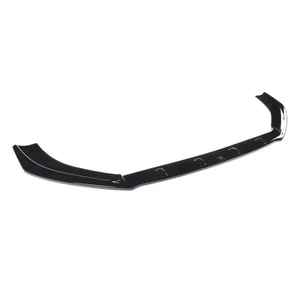 Front splitter til Audi RS3 8V FL sedan i sort blank plast, skrå vinkel med synlige monteringsdetaljer.