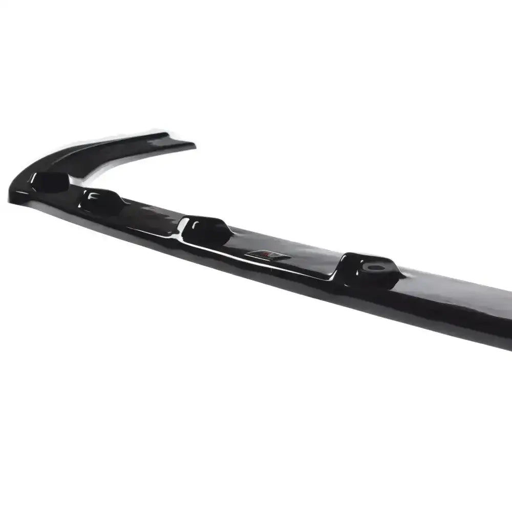 Frontspoiler til Audi RS3 8V FL sedan, sort og blank, vist skrått ovenfra mot hvit bakgrunn.
