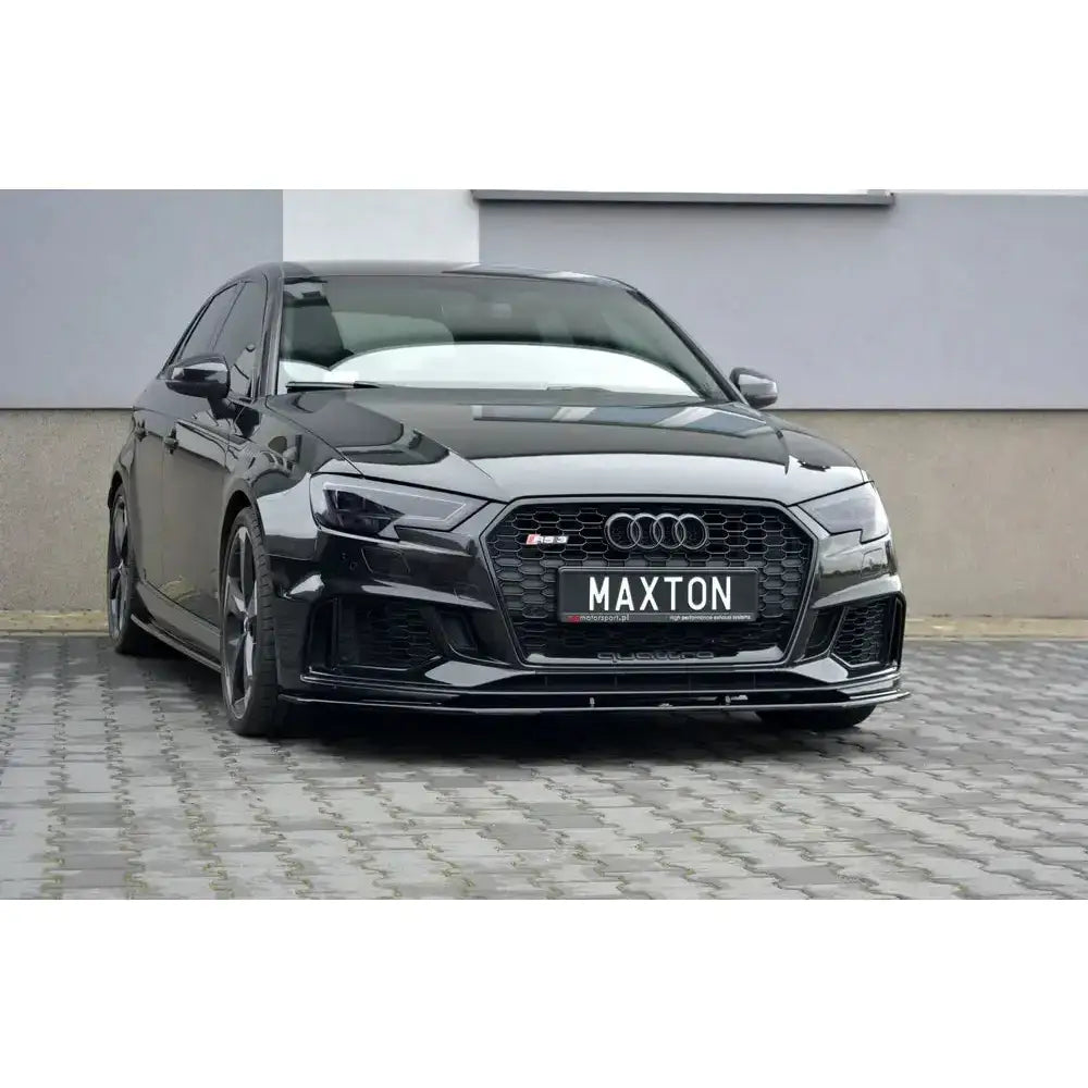 Front lip på Audi RS3 8V FL Sportback med sort lakk, markert grill og aerodynamiske detaljer.