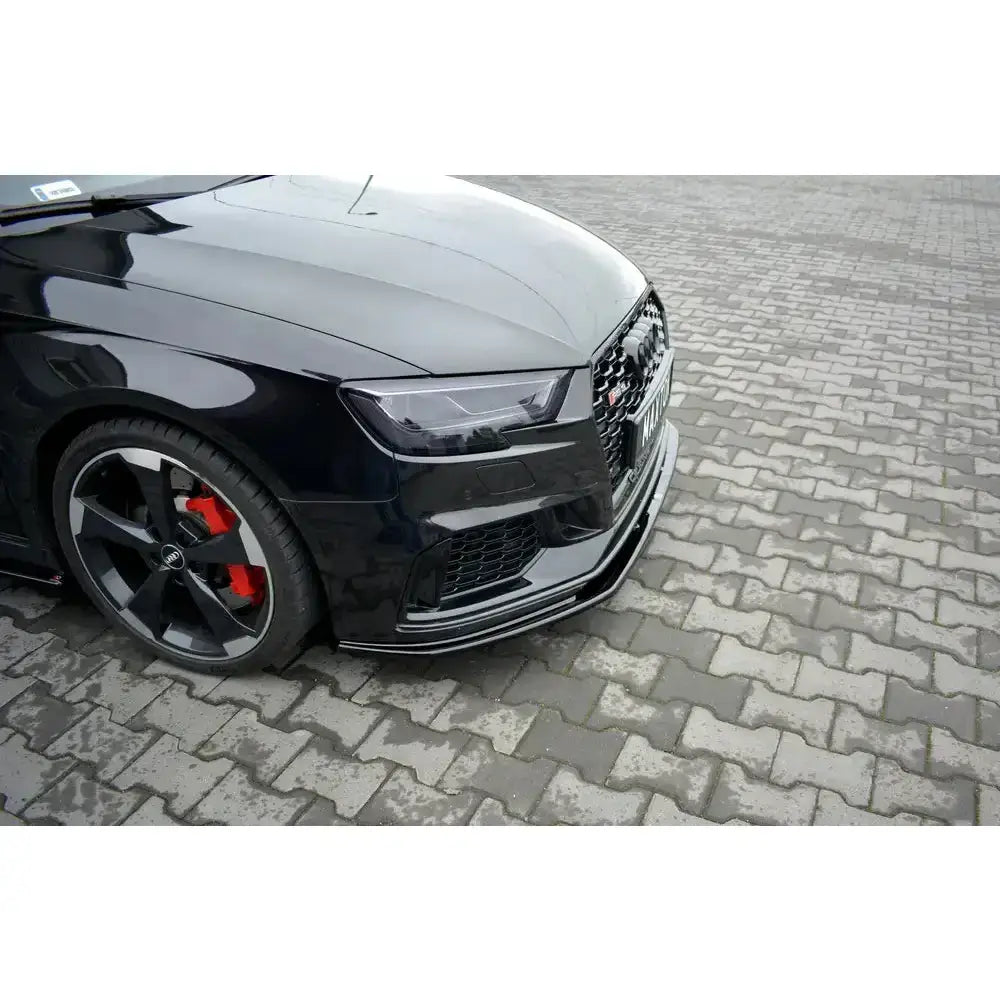 Front splitter på Audi RS3 8V FL Sportback med sort frontspoiler og svarte felger med røde bremsekalipere.