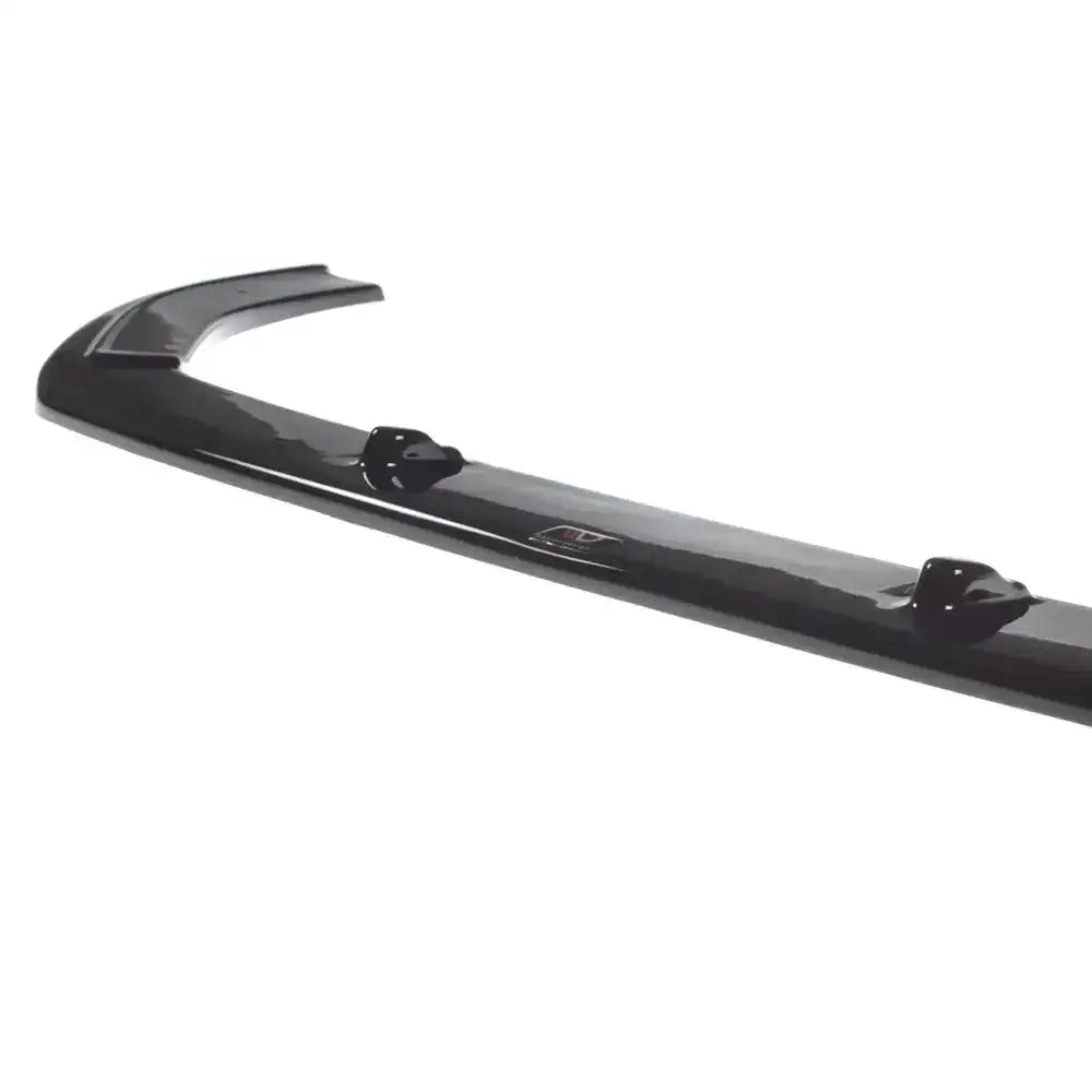 Frontsplitter til Audi Rs3 8V FL Sportback, sort og blank med logo, sett fra skrå vinkel.