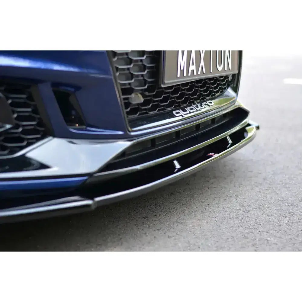 Front splitter til Audi RS4 B9 i sort og blå glans, sett forfra skrått med quattro-emblem.