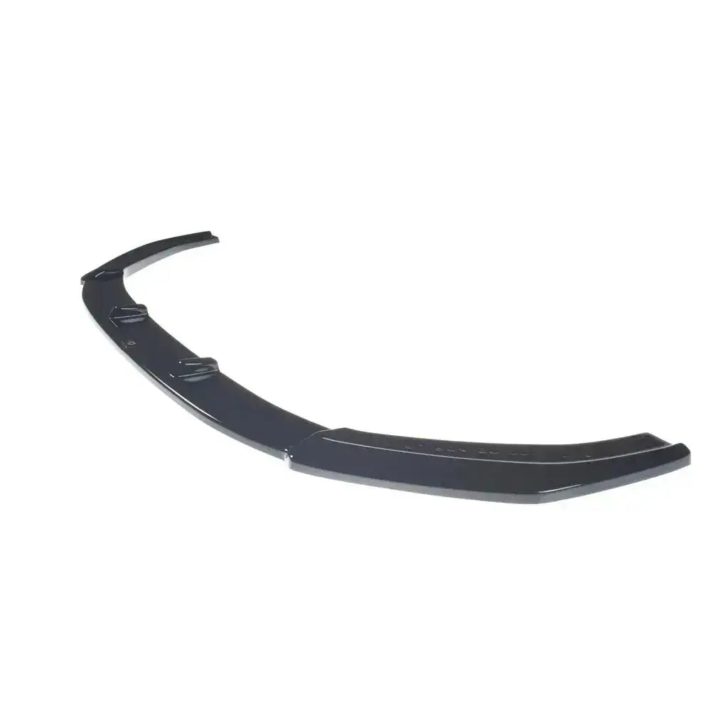 Frontspoiler til Audi RS4 B9 V.1 i sort plast med buet design, sett fra skrå vinkel mot hvit bakgrunn.