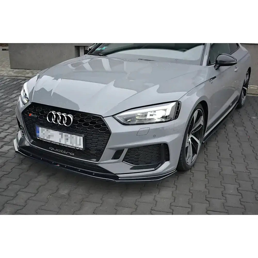 Frontspoiler på Audi RS5 F5 Coupe med sort leppe, store felger og bikubemønstret grill på brostein.