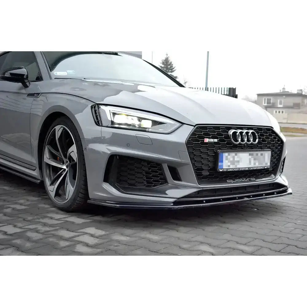 Front splitter på Audi Rs5 F5 med sort frontleppe, store felger og bikubemønstret grill.