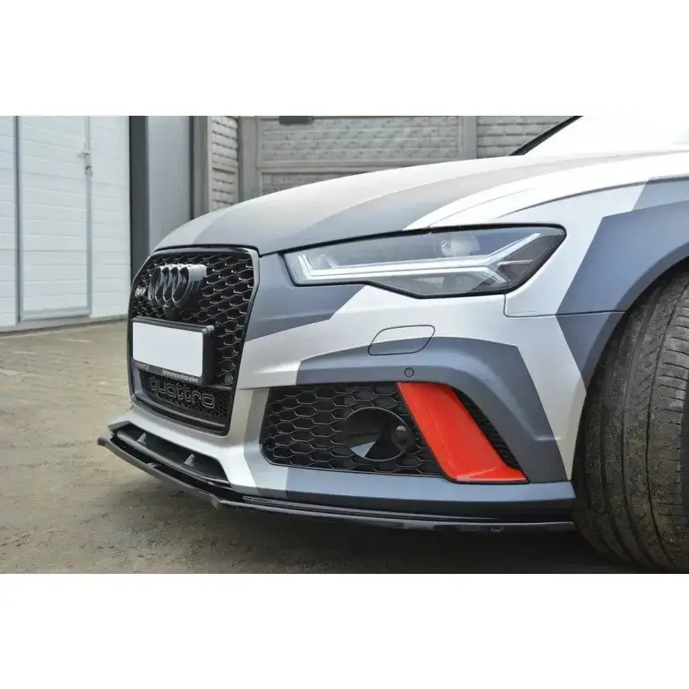 Front lip Audi Rs6 C7 med sort grill, LED-frontlykt og røde detaljer på kamuflert frontfanger.