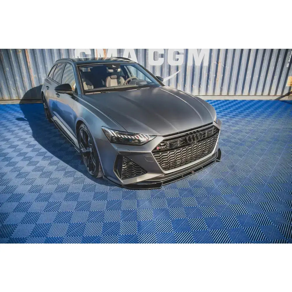 Front lip på Audi RS6 C8 V.1, matt grå stasjonsvogn med sorte detaljer, foran container.