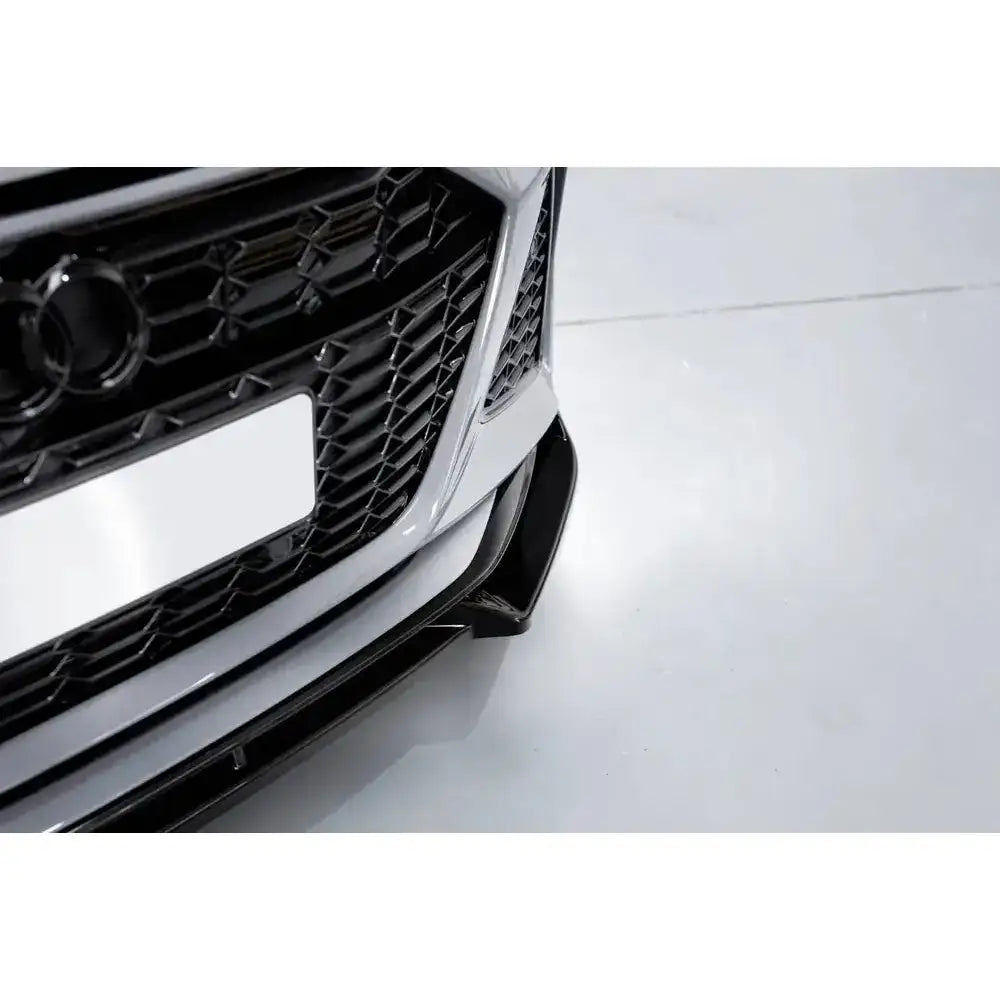 Frontspoiler Audi RS6 C8 V.1 i blank sort, montert foran på bil med sort grill.