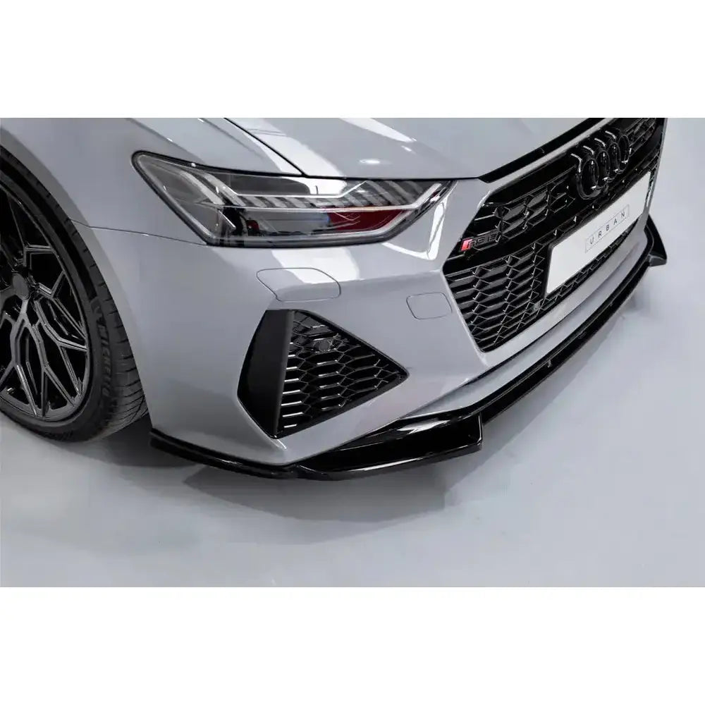 Frontsplitter på Audi RS6 C8 V.1, sett skrått forfra med markant felg og grill i fokus.