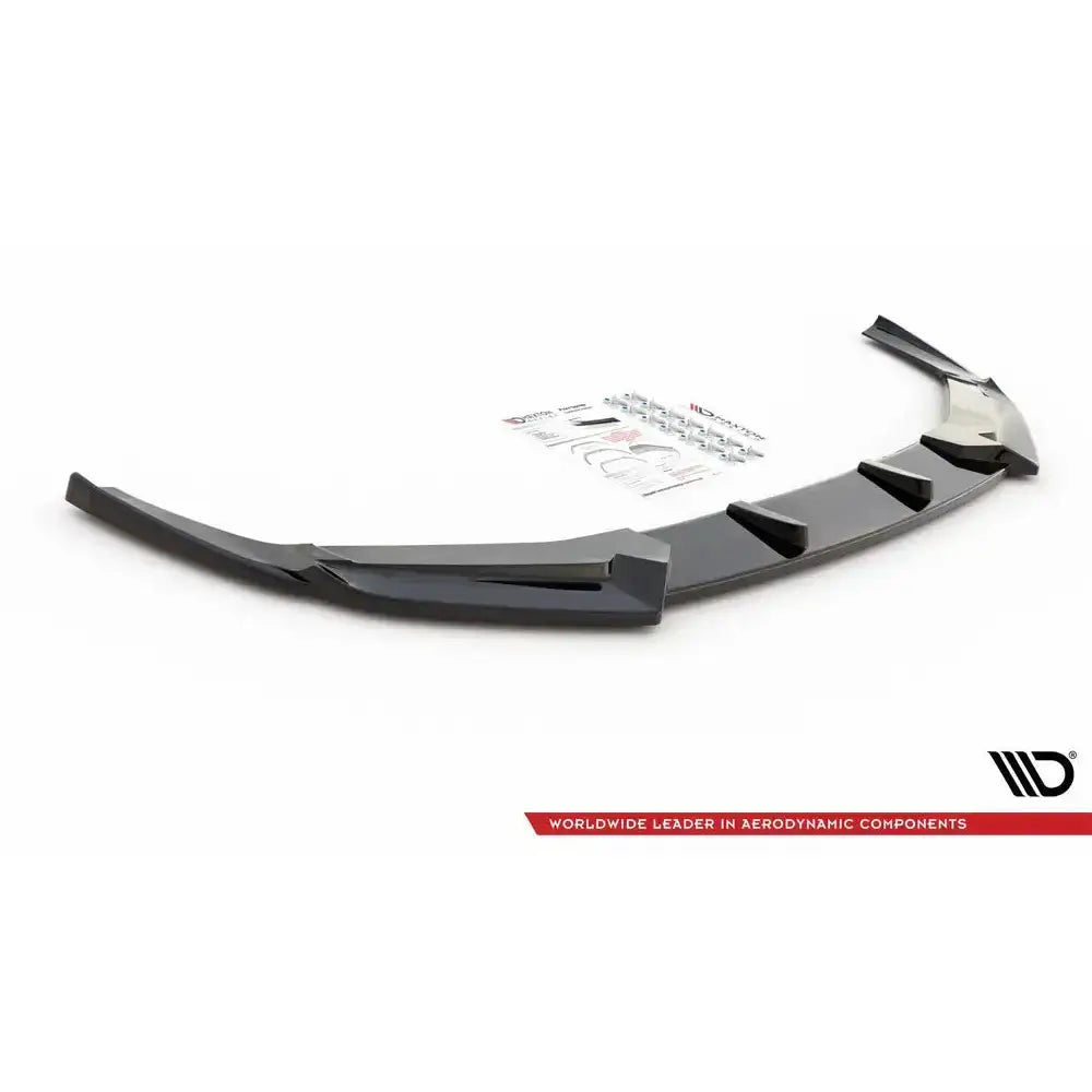 Front lip Audi RS6 C8 V.1 svart plastdel med monteringsdetaljer og instruksjonsark på hvit bakgrunn.