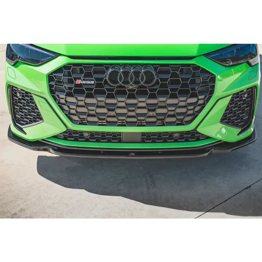 Frontsplitter til Audi Rsq3 F3, sort frontspoiler montert på grønn bil med bikubemønstret grill.