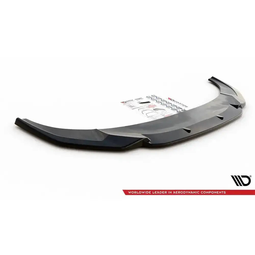 Frontsplitter til Audi Rsq3 F3 V.1 vist i sort plast med monteringsutstyr og instruksjoner på hvit bakgrunn.