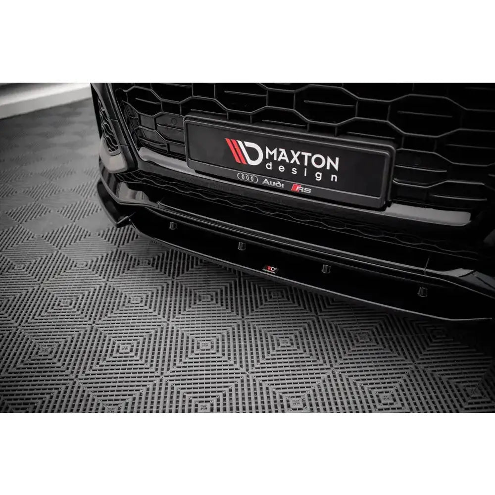 Frontsplitter til Audi RSQ8 Mk1 19- i sort blank utførelse, sett forfra og nedenfra på bil med grill.