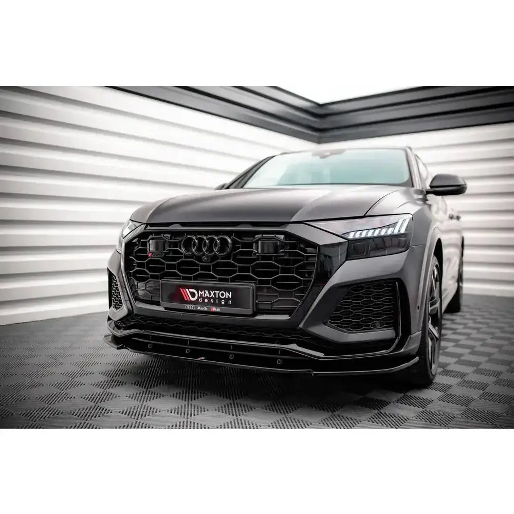 Front lip på Audi RSQ8 Mk1 19- vist skrått forfra med svart grill og LED-lys.