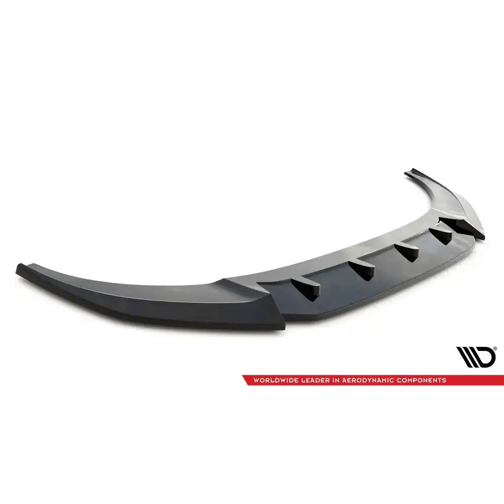 Front splitter for Audi RSQ8 Mk1 V.1 i sort plast med aerodynamiske finner, sett fra skrå vinkel.