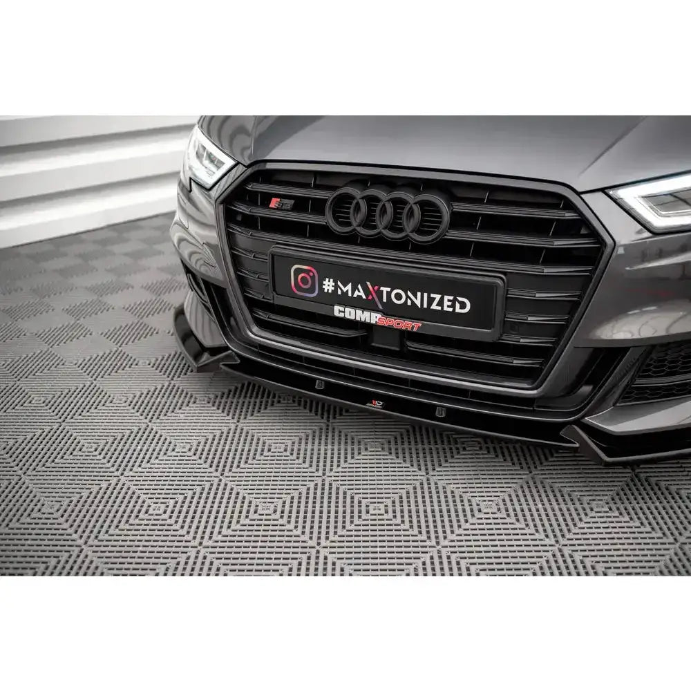 Frontsplitter Audi S3 Sportback 8V Facelift montert under svart grill med S-emblem på mørk grå bil.