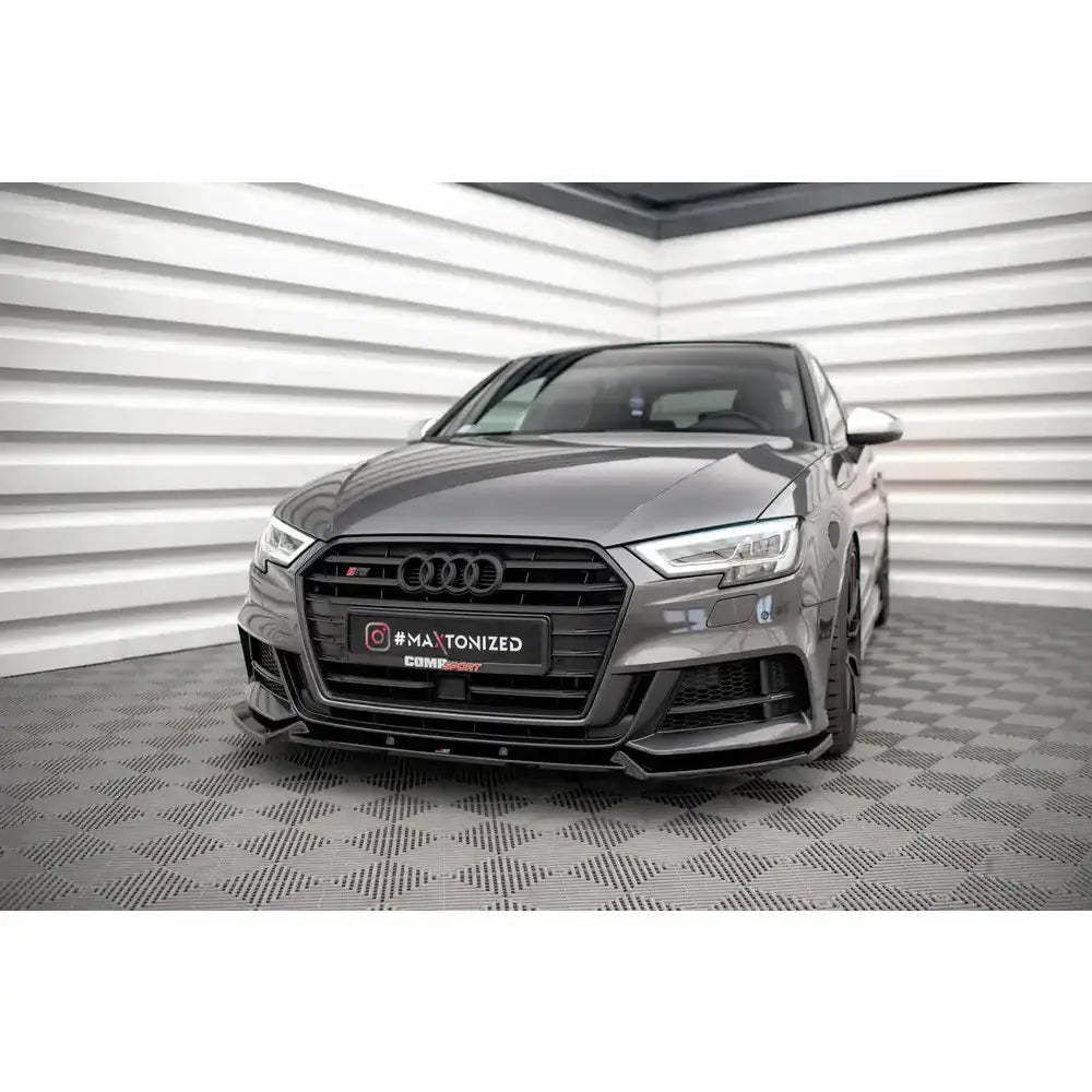 Front lip på Audi S3 Sportback 8V Facelift med sorte detaljer og grå lakk, sett skrått forfra.