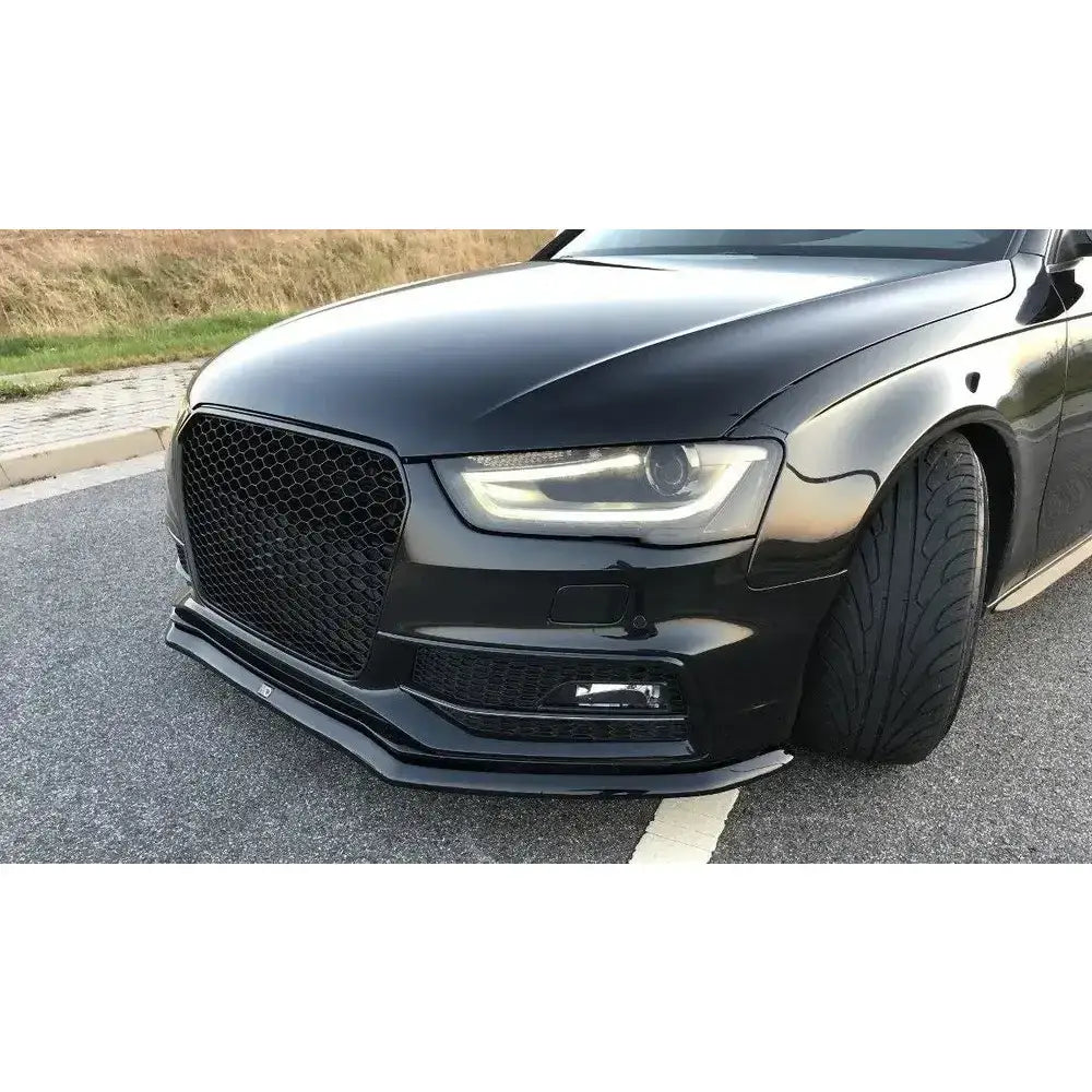 Front lip på Audi S4 B8 FL med sportsgitter, LED-lys og lav, blank sort frontspoiler.