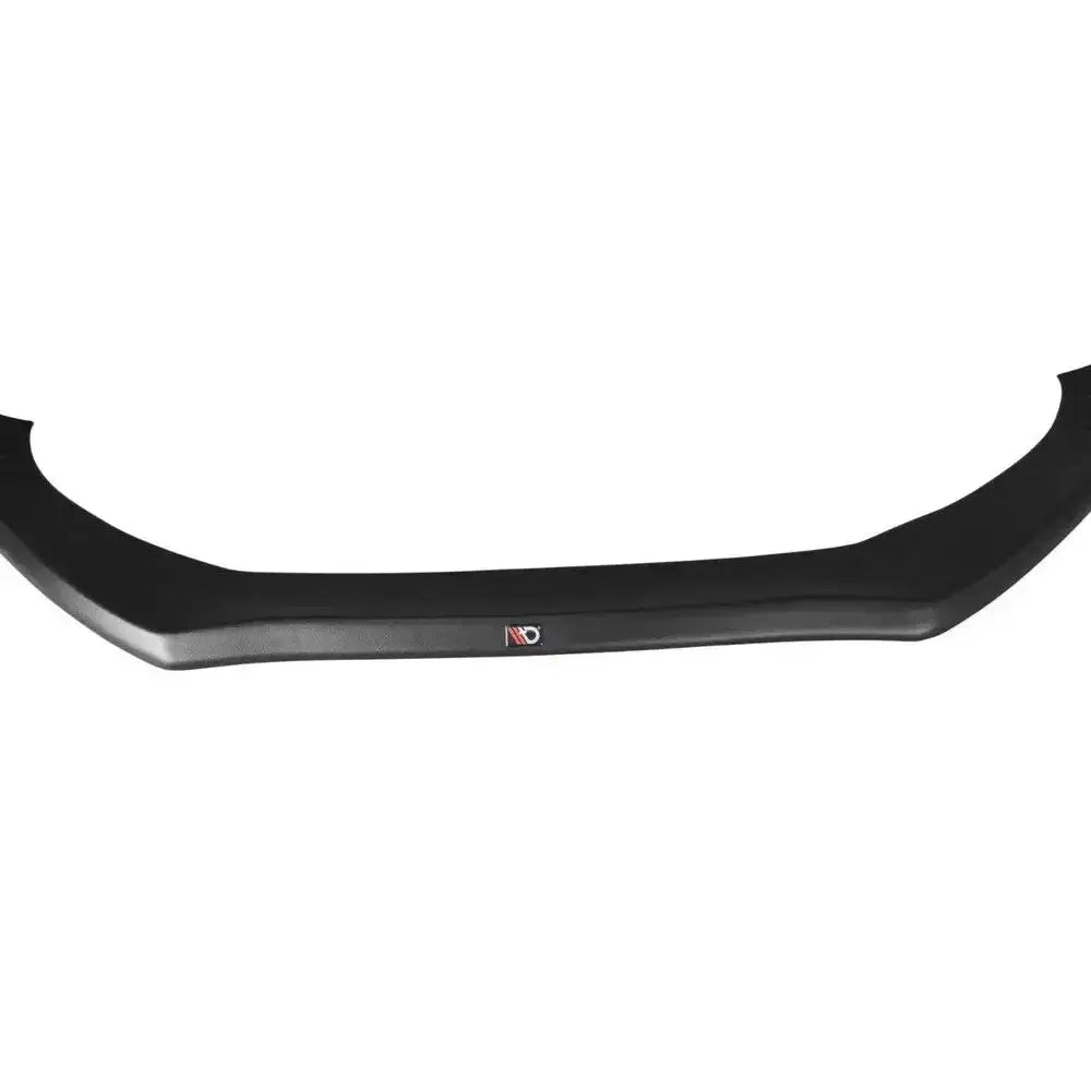 Frontspoiler til Audi S4 B8 FL V.1 avbildet forfra, svart plast med liten logo og markerte kanter.