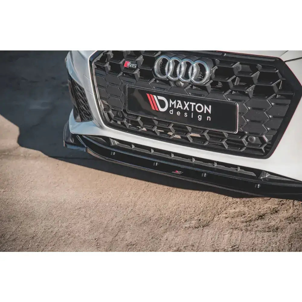 Frontsplitter på Audi S5 F5 Facelift med svart Maxton Design-detalj og bikubemønstret grill.