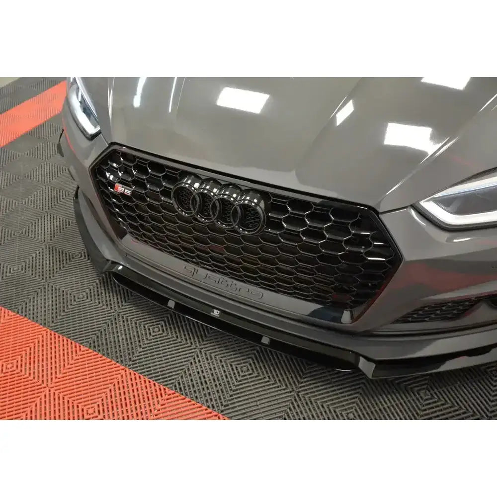 Frontsplitter på Audi S5 F5 V.1 i sort med aerodynamisk design og synlig bikubemønstret grill.