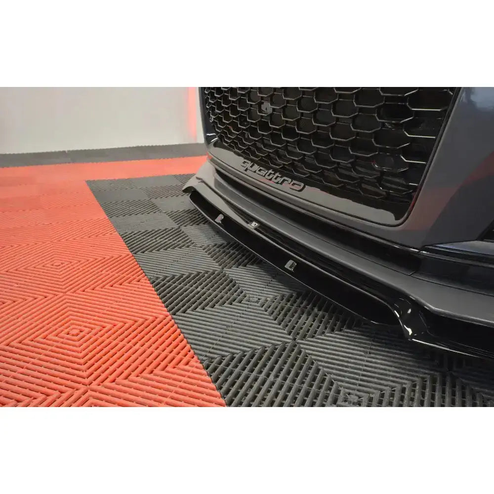 Front lip Audi S5 F5 V.1 i blank sort plast montert under frontfanger, sett skrått nedenfra mot grill.