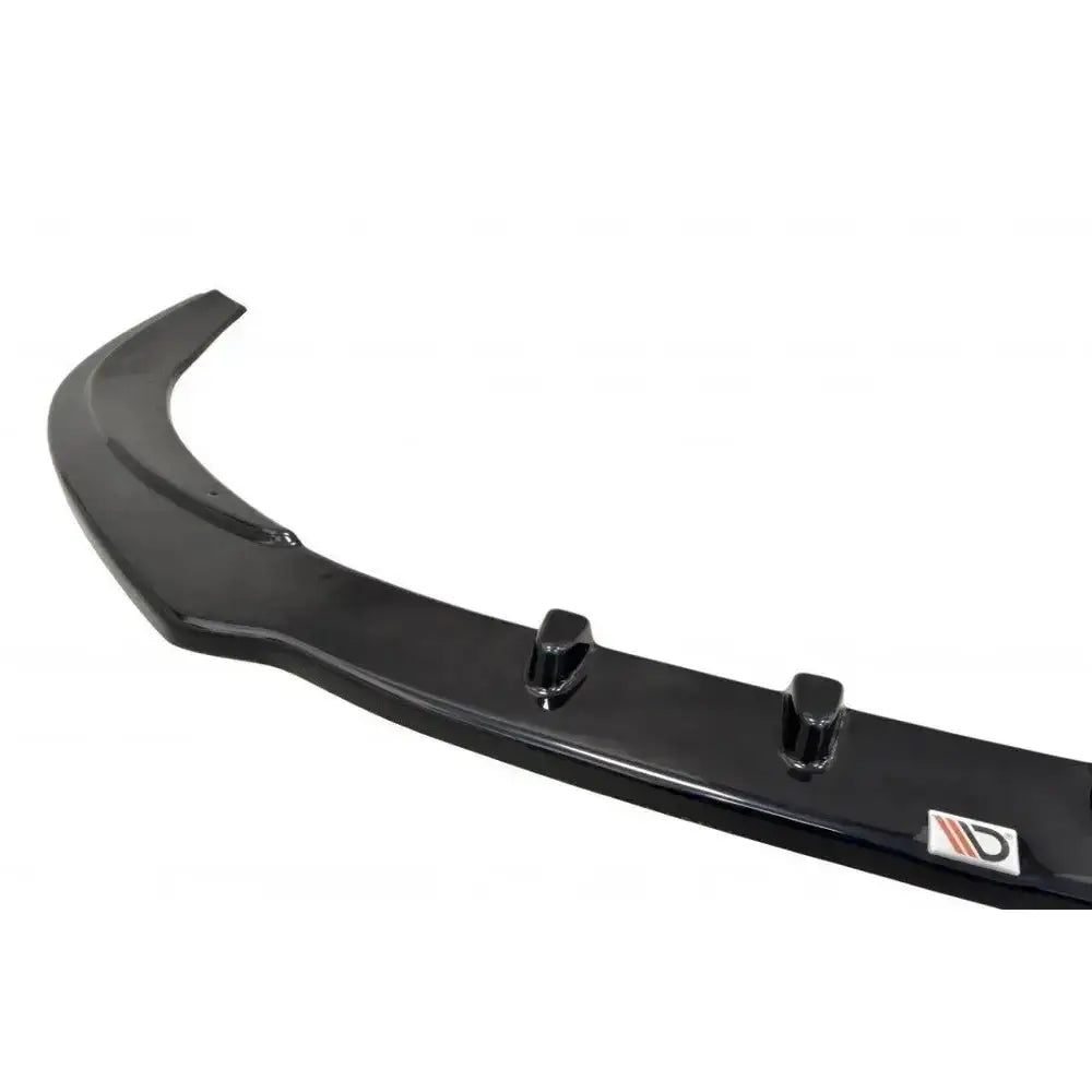 Frontsplitter Audi S8 D4 V.1 i sort skinnende materiale med synlige festepunkter, sett fra siden.