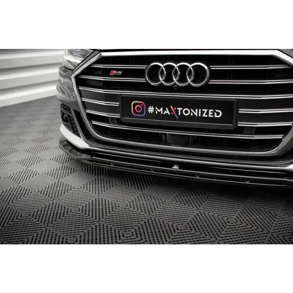 Front lip på Audi S8 D5 V.1, sort plastspoiler montert foran med synlig kromgrill.
