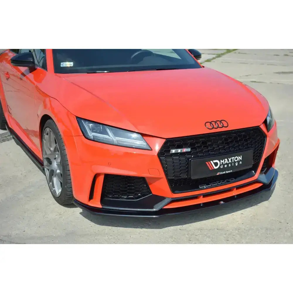 Frontspoiler på Audi TT Mk3 Rs med sort splitter, store luftinntak og synlige aluminiumfelger.