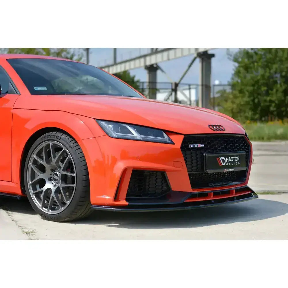 Frontsplitter på Audi TT Mk3 V.1 med oransje lakk, sort grill og sølvfelger, Maxton Design-logo synlig.