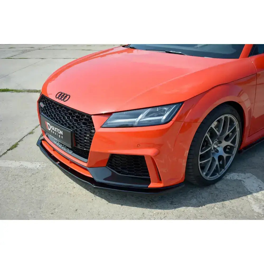 Front lip på Audi TT Mk3 V.1 med sort grill og frontsplitter, sett forfra i skrå vinkel.