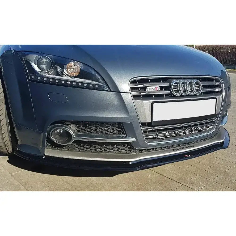 Frontsplitter til Audi TT S Mk2 8J, sort spoilerlist montert under grå frontfanger, Quattro-logo synlig.