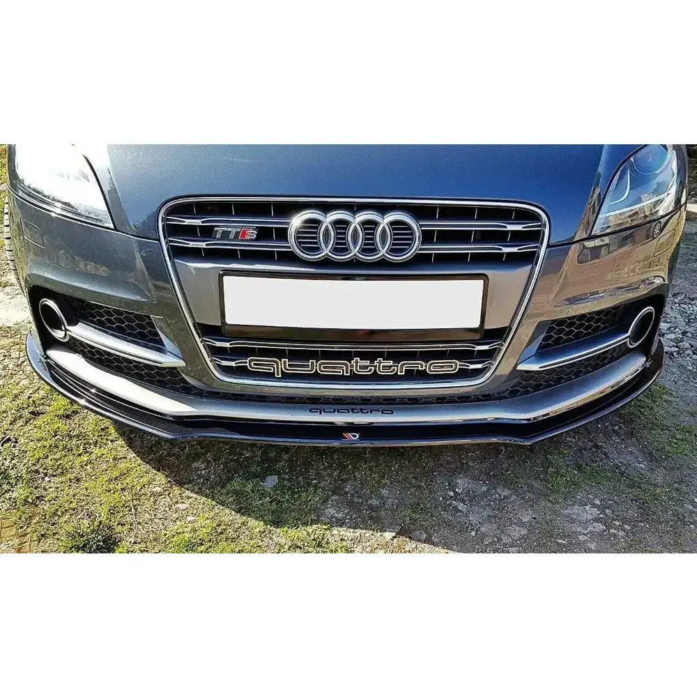 Front lip på Audi TT S Mk2 8J med blank sort spoiler og quattro-logo sett rett forfra.