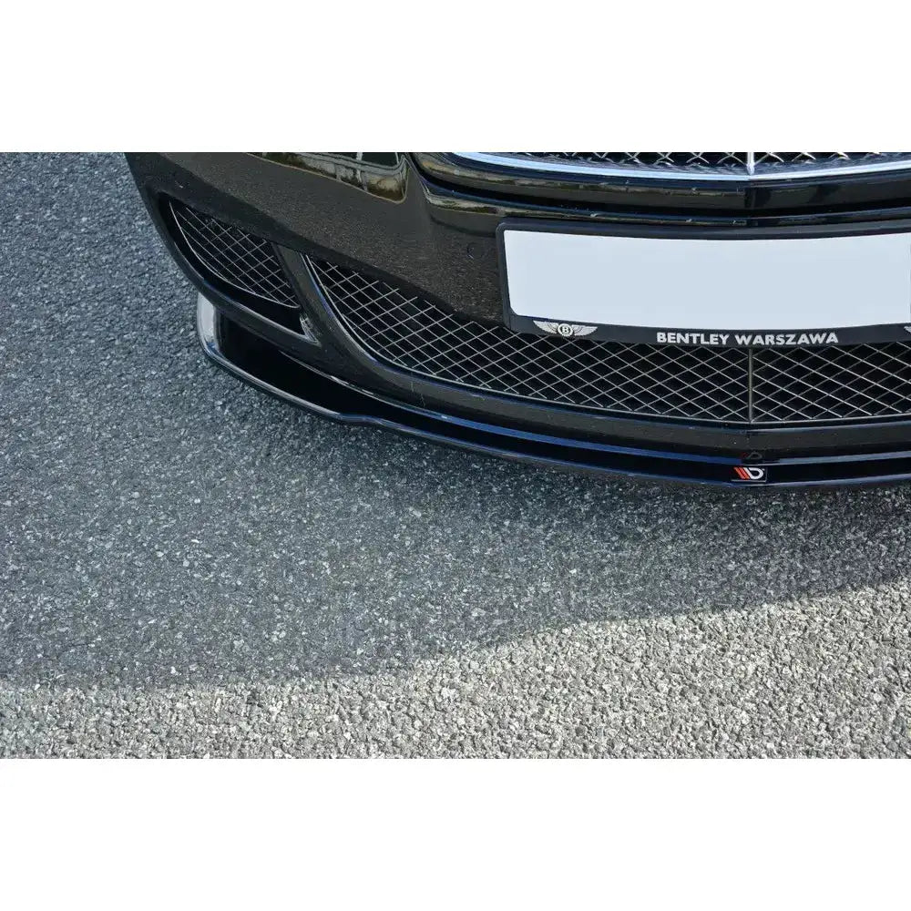 Frontsplitter til Bentley Continental GT V.1 i sort blank finish montert foran på bilen.