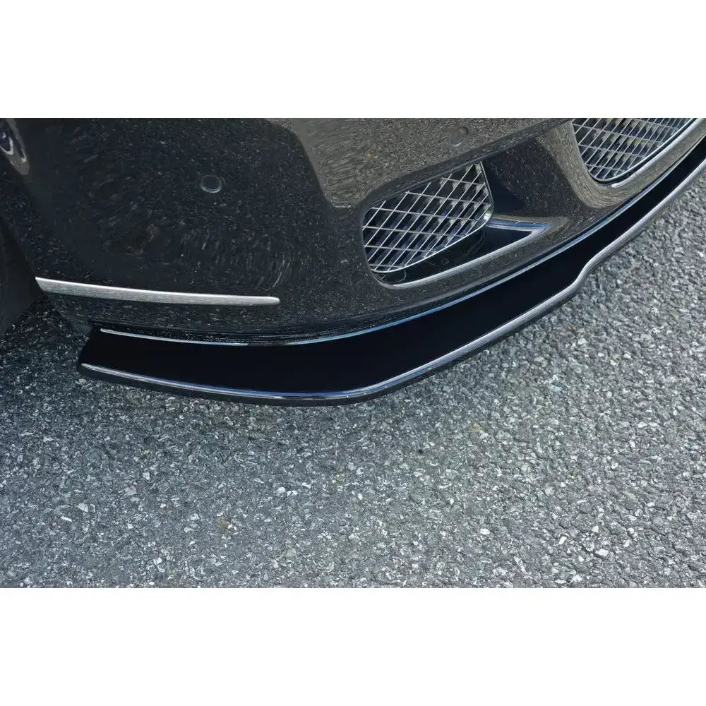 Front lip på Bentley Continental GT V.1, sort plastspoiler sett skrått ovenfra mot asfalten.