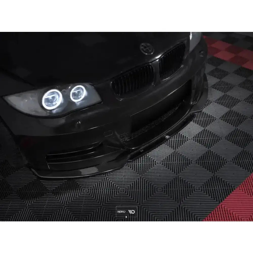 Frontspoiler til BMW 1 E82 Facelift M-Pack vist forfra med LED-angel eyes og sort spoiler.