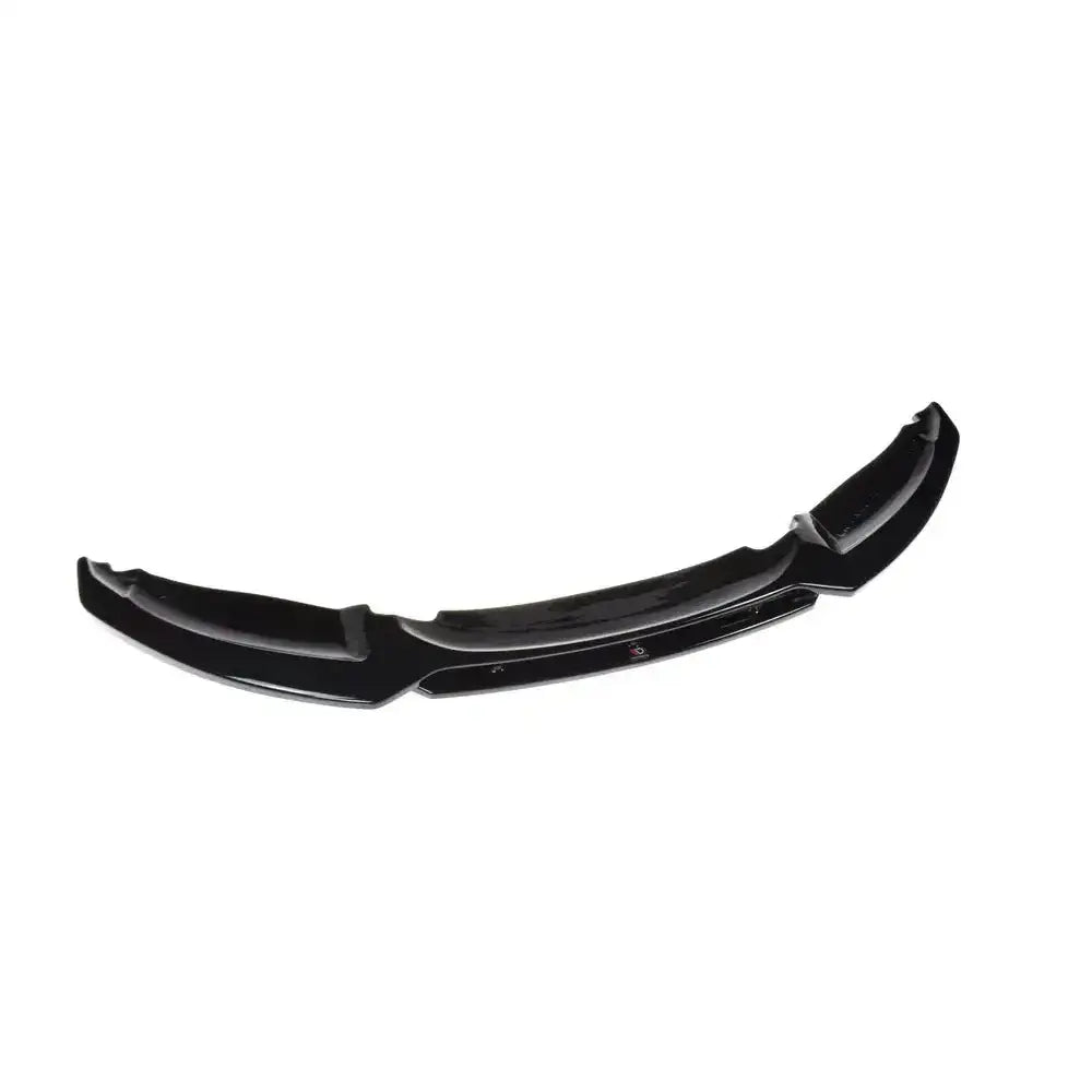 Frontleppe til BMW 1 E82 Facelift M-Pack i sort, glanset finish sett fra skrå vinkel mot hvit bakgrunn.