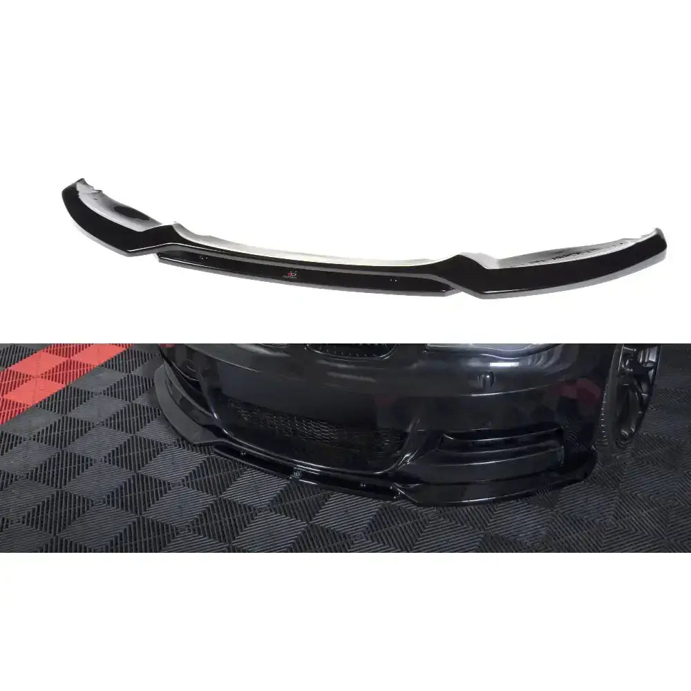 Frontleppe V.1 BMW 1 E82 Facelift M-Pack i sort glanset finish montert på bilfront.