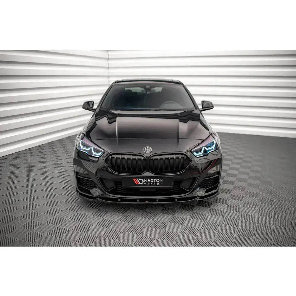 Frontspoiler på sort BMW 2 Gran Coupe M-Pack F44 med LED-frontlykter, sett rett forfra.
