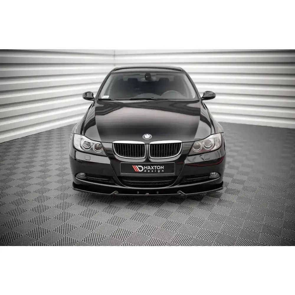 Frontspoiler til BMW 3 E90 V.1 montert under støtfanger på sort bil sett rett forfra.
