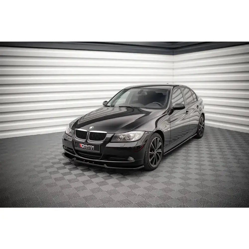 Front lip på BMW 3 E90 med sorte felger og lav frontspoiler, fotografert i lyst rom med rutete gulv.