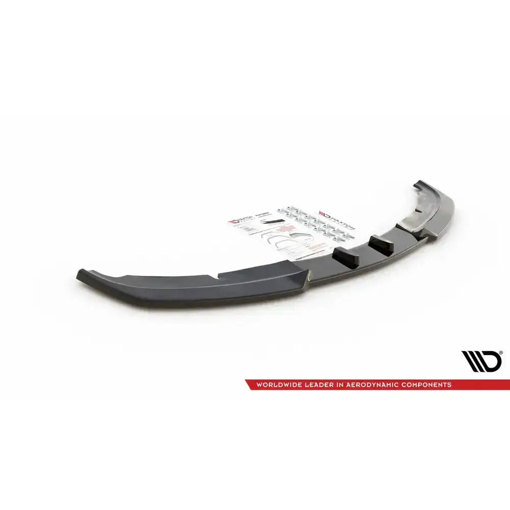 Front splitter til Bmw 3 E90 V.1 i sort plast, skrå vinkel, med monteringsutstyr mot hvit bakgrunn.