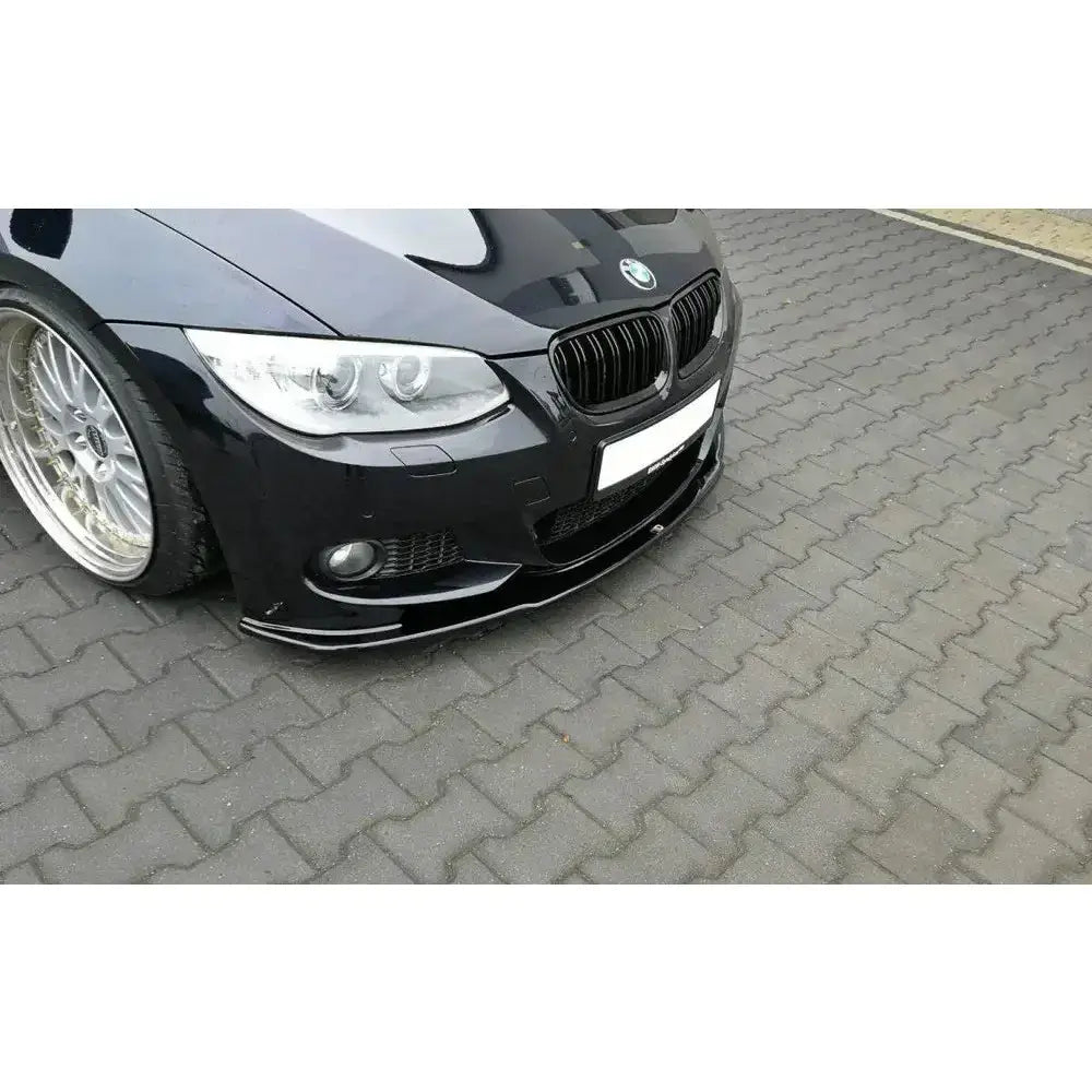 Frontspoiler på BMW 3 E92 M-Pack Facelift med blank plastfinish, sett skrått forfra.