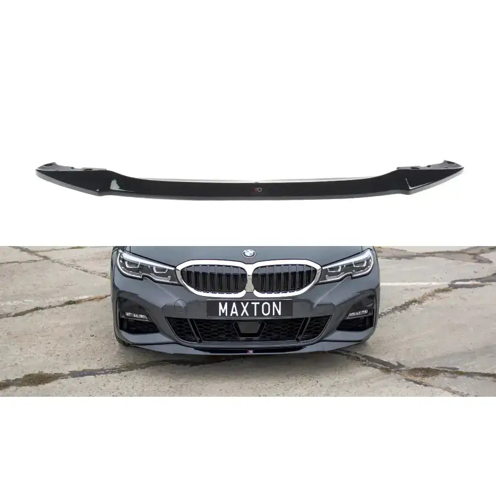 Frontleppe V.1 til BMW 3 G20 M-Pack i sort plast sett ovenfra og montert på grå bil utendørs.