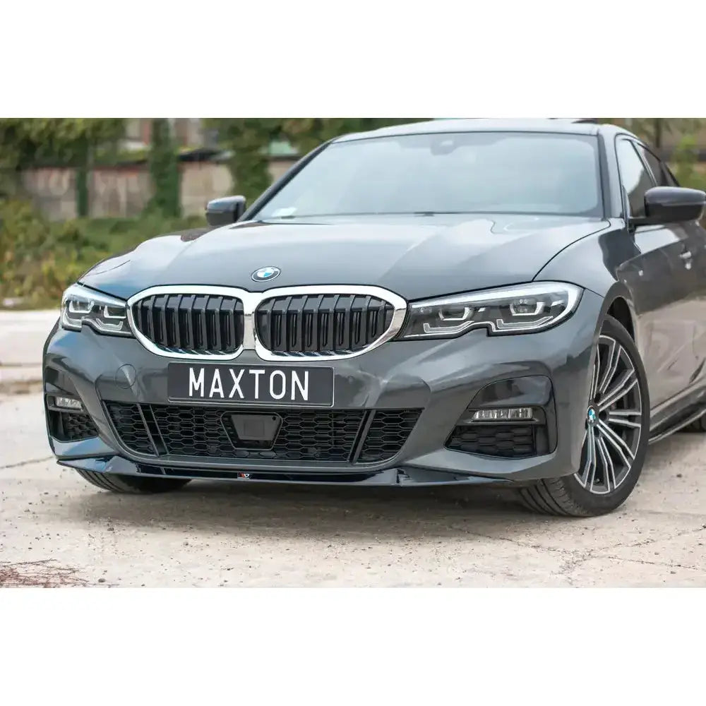 Frontspoiler på Bmw 3 G20 M-Pack med sorte detaljer, store frontlykter og fler-eikede felger.