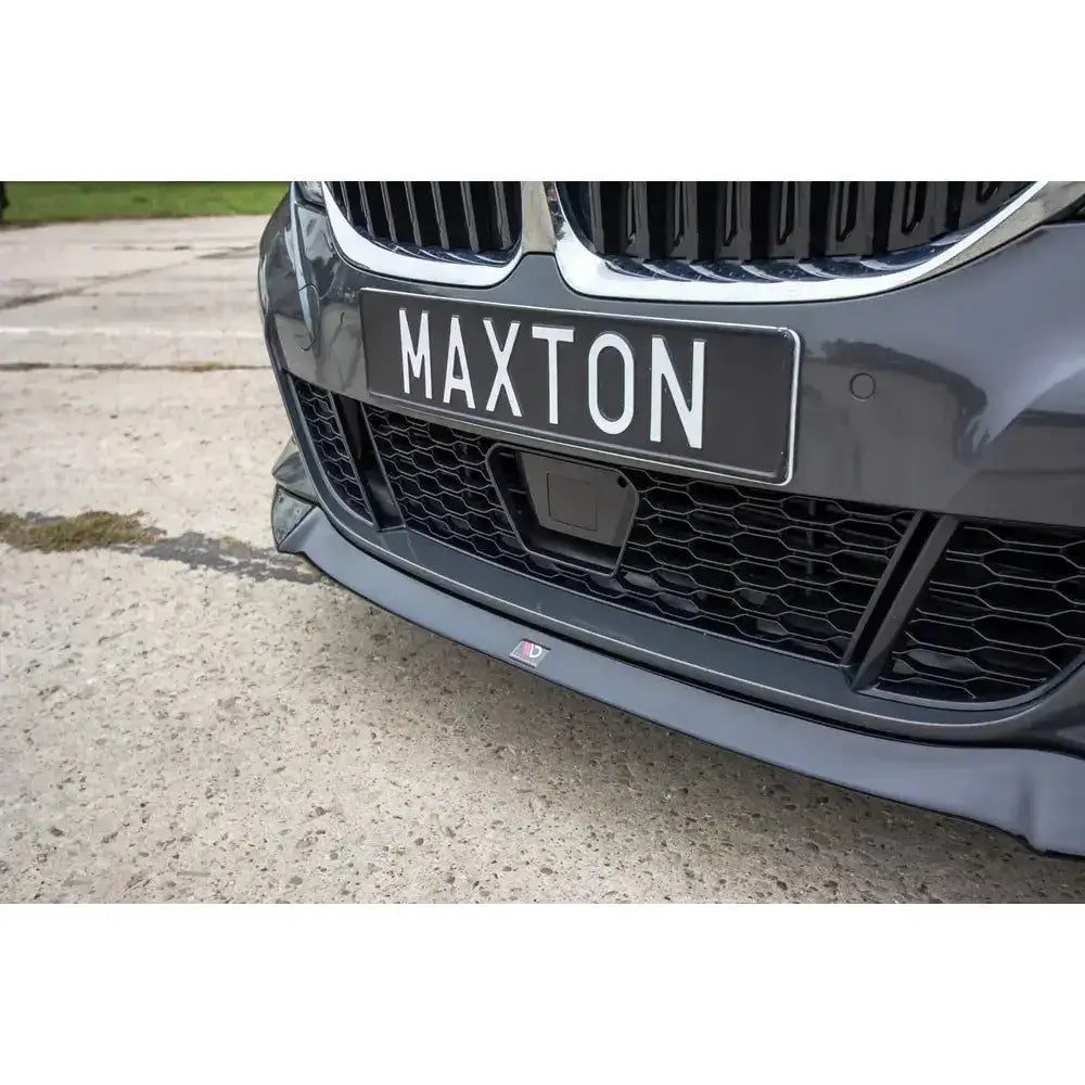 Front lip på BMW 3 G20 M-Pack med matt grå splitter, svart grill og "MAXTON"-skilt sett forfra.