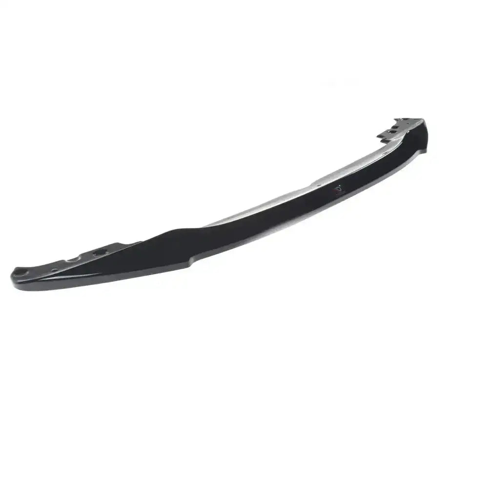 Front splitter til BMW 3 G20 M-Pack V.1, svart plast med monteringshull, sett fra skrå vinkel.