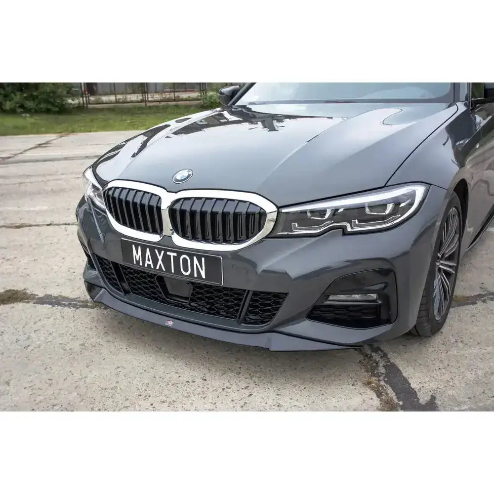 Frontsplitter på grå BMW 3 G20 M-Pack med fokus på frontfanger, grill og "MAXTON"-skilt.