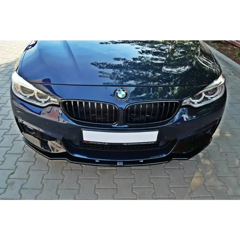 Frontsplitter på BMW 4 F32 M-Pack, mørkeblå bil med sorte nyregriller fotografert rett forfra.