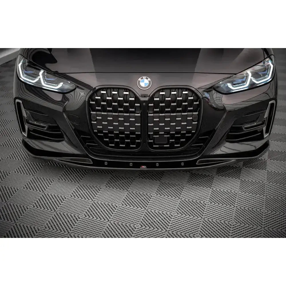 Frontspoiler til BMW 4-serie G22 M-Pack, sort finish med dobbel nyregrill og diamantmønstret teppe.